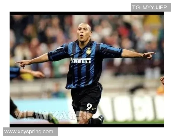 C罗梅西足球球星卡套收藏版限量发售专属纪念版引领潮流热潮